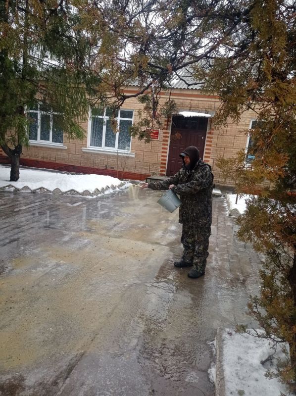 Евгений Бондарь: ФОТОФАКТ. В связи с неблагоприятными погодными условиями (дождь, гололедица) сотрудники учреждений культуры Лутугинского муниципального округа также принимают необходимые меры для обеспечения безопасности... Евгений Бондарь: ФОТОФАКТ. В связи с неблагоприятными погодными условиями (дождь, гололедица) сотрудники учреждений культуры Лутугинского муниципального округа также принимают необходимые меры для обеспечения безопасности...
