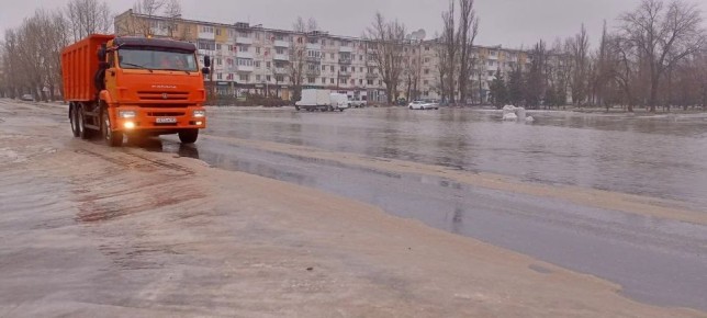Для обеспечения безопасности жителей города в условиях гололёда МУП «ДЭП города Рубежное» проводит комплекс противоскользящих мероприятий
