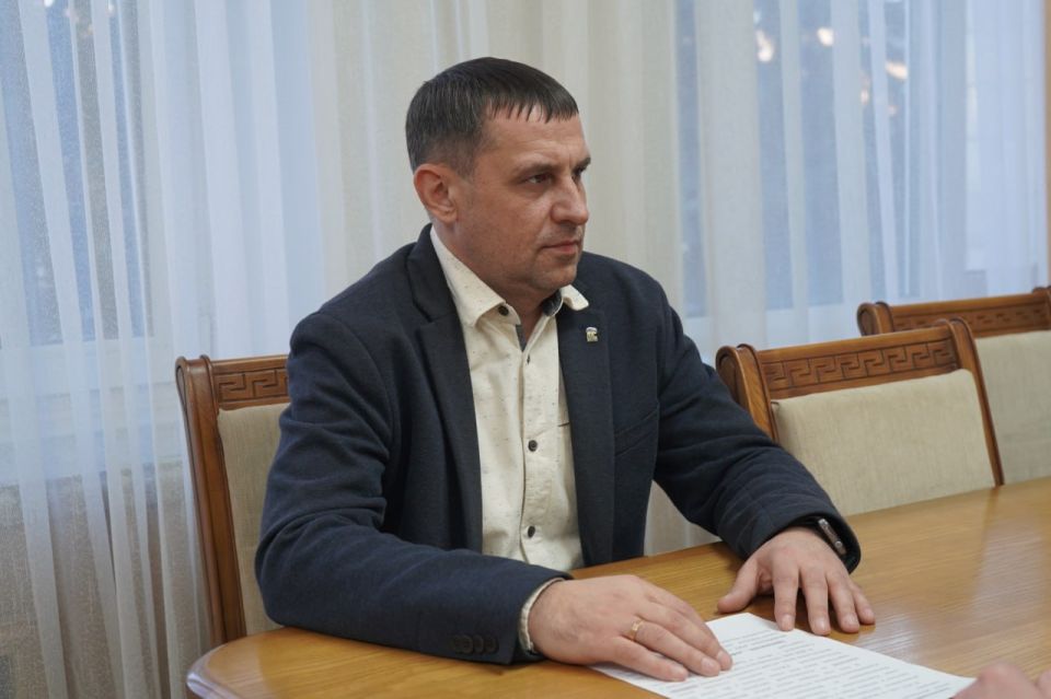 Встретился с представителями Красноярского края Встретился с представителями Красноярского края
