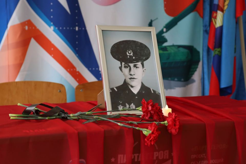 В Беловской школе открыли Парту Героя в честь воина-интернационалиста Олега Семешкина В Беловской школе открыли Парту Героя в честь воина-интернационалиста Олега Семешкина