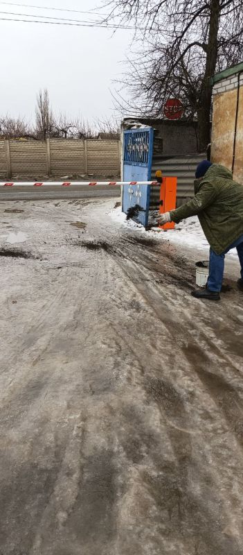 Евгений Бондарь: Гололёд? Мы готовы!. В Лутугинском округе продолжаются противогололёдные работы изза резкого потепления, ледяного дождя и гололёда (о чём предупреждали синоптики) Евгений Бондарь: Гололёд? Мы готовы!. В Лутугинском округе продолжаются противогололёдные работы изза резкого потепления, ледяного дождя и гололёда (о чём предупреждали синоптики)