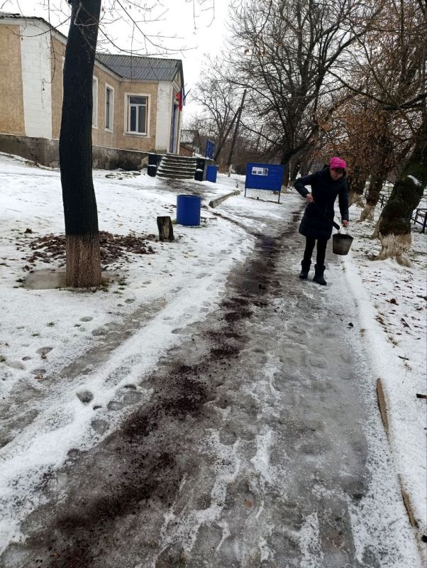 Евгений Бондарь: ФОТОФАКТ. В связи с неблагоприятными погодными условиями (дождь, гололедица) сотрудники учреждений культуры Лутугинского муниципального округа также принимают необходимые меры для обеспечения безопасности... Евгений Бондарь: ФОТОФАКТ. В связи с неблагоприятными погодными условиями (дождь, гололедица) сотрудники учреждений культуры Лутугинского муниципального округа также принимают необходимые меры для обеспечения безопасности...