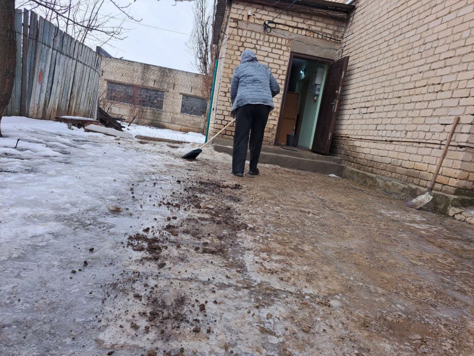 Евгений Бондарь: ФОТОФАКТ. В связи с неблагоприятными погодными условиями (дождь, гололедица) сотрудники учреждений культуры Лутугинского муниципального округа также принимают необходимые меры для обеспечения безопасности... Евгений Бондарь: ФОТОФАКТ. В связи с неблагоприятными погодными условиями (дождь, гололедица) сотрудники учреждений культуры Лутугинского муниципального округа также принимают необходимые меры для обеспечения безопасности...