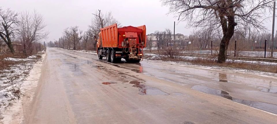 Для обеспечения безопасности жителей города в условиях гололёда МУП «ДЭП города Рубежное» проводит комплекс противоскользящих мероприятий Для обеспечения безопасности жителей города в условиях гололёда МУП «ДЭП города Рубежное» проводит комплекс противоскользящих мероприятий
