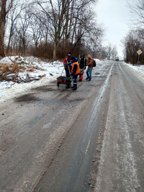 Сегодня коммунальные службы городского округа в усиленном режиме проводят обработку дорог и тротуаров противогололедными материалами Сегодня коммунальные службы городского округа в усиленном режиме проводят обработку дорог и тротуаров противогололедными материалами