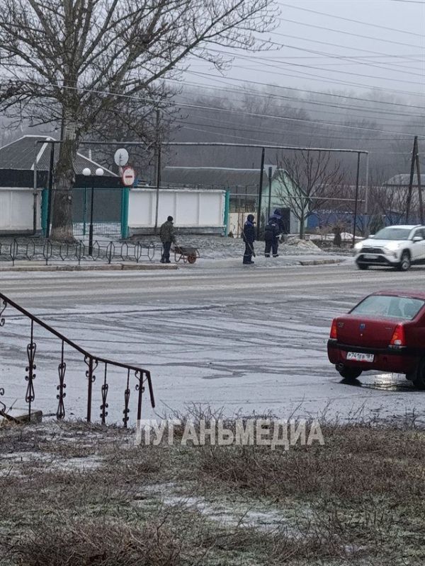 В Белокуракино принимаются все меры для борьбы с гололедом В Белокуракино принимаются все меры для борьбы с гололедом
