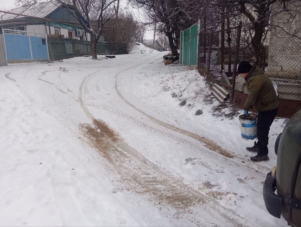 Меловские коммунальщики наводят порядок на дорогах Меловские коммунальщики наводят порядок на дорогах
