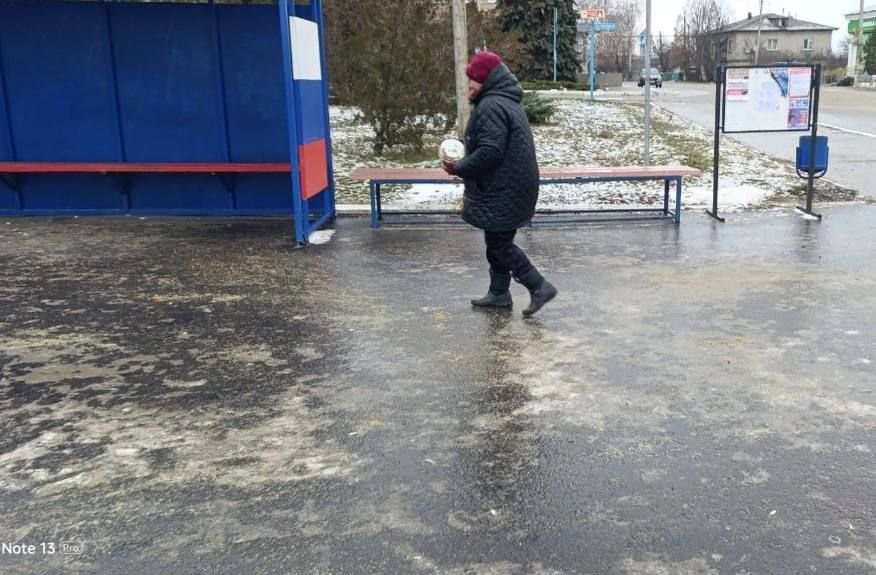 Уважаемые жители. На территории Новоайдарского муниципального округа наблюдается сложная погодная ситуация: идёт ледяной дождь, а из-за резких перепадов температур на дорогах и тротуарах образуется гололёд Уважаемые жители. На территории Новоайдарского муниципального округа наблюдается сложная погодная ситуация: идёт ледяной дождь, а из-за резких перепадов температур на дорогах и тротуарах образуется гололёд