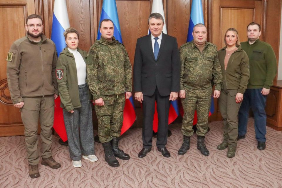 Глава ЛНР встретился с представителями гуманитарной миссии в Донбассе Глава ЛНР встретился с представителями гуманитарной миссии в Донбассе