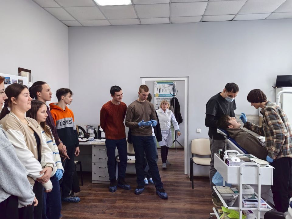 Школьники из Северодонецка побывали на экскурсии в стоматологической клинике Школьники из Северодонецка побывали на экскурсии в стоматологической клинике