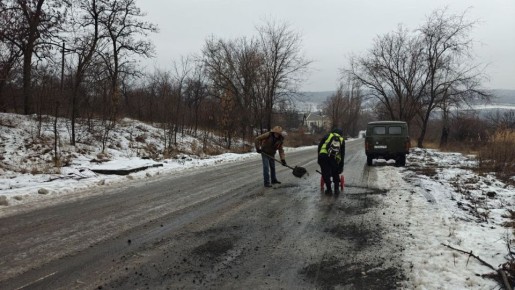 Сегодня коммунальные службы городского округа в усиленном режиме проводят обработку дорог и тротуаров противогололедными материалами
