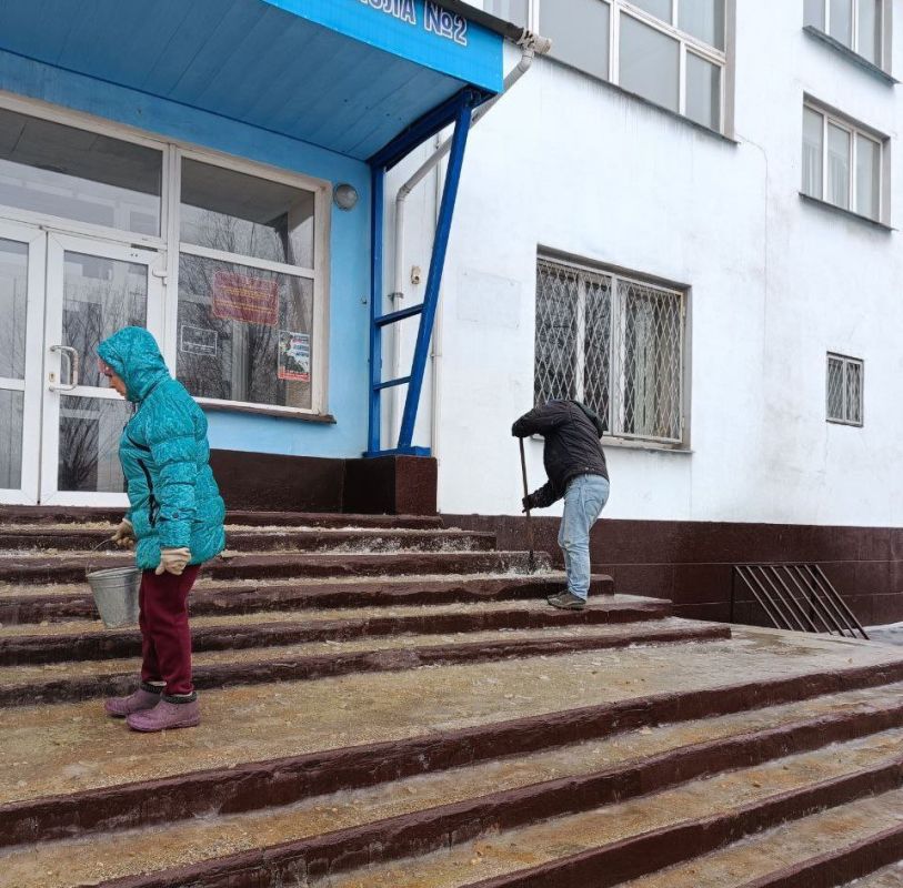 Работники учреждений физической культуры и спорта Алчевска вышли на борьбу с гололедом Работники учреждений физической культуры и спорта Алчевска вышли на борьбу с гололедом