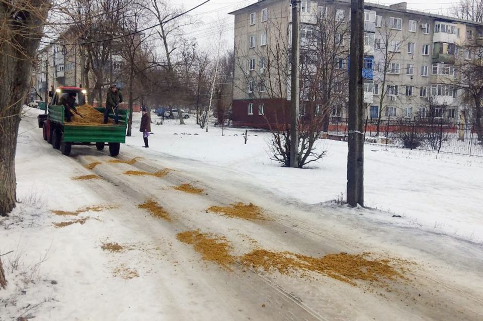 Подсыпка автомобильных дорог по городу и Свердловскому округу проходит постоянно! Подсыпка автомобильных дорог по городу и Свердловскому округу проходит постоянно!