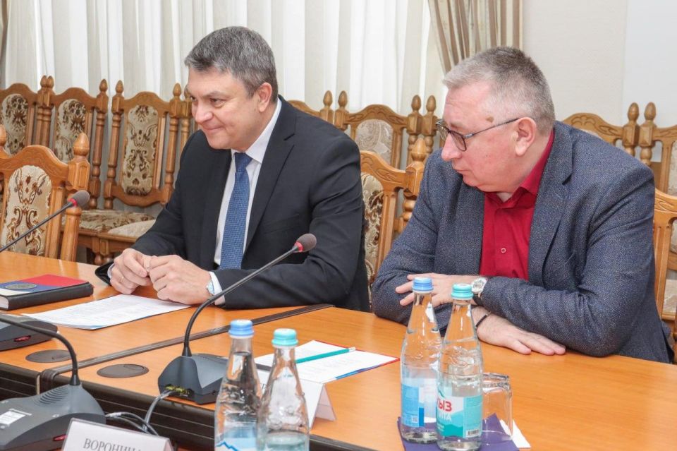 Глава ЛНР встретился с представителями гуманитарной миссии в Донбассе Глава ЛНР встретился с представителями гуманитарной миссии в Донбассе