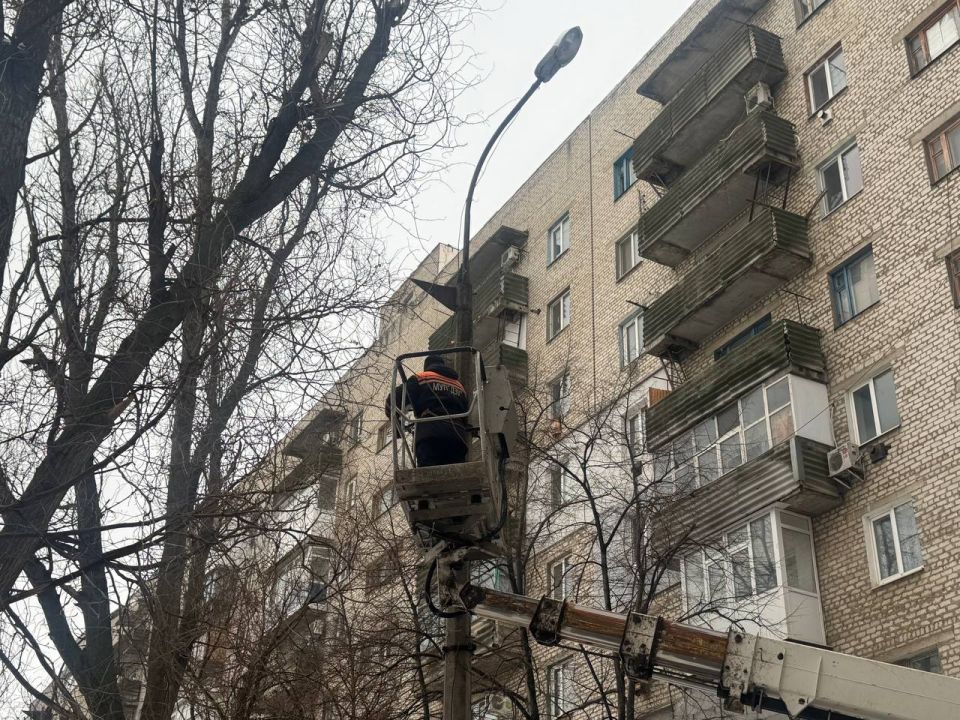 Фотофакт: сотрудники МУП "ДЭУ" продолжают осуществлять мероприятия по безопасности и комфорту жителей Фотофакт: сотрудники МУП "ДЭУ" продолжают осуществлять мероприятия по безопасности и комфорту жителей