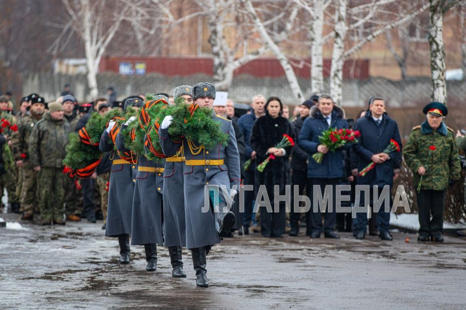 В сквере имени 9 Мая состоялся памятный митинг, посвященный 83-й годовщине освобождения Ворошиловграда от немецко-фашистских захватчиков, в котором принял участие руководитель республики Леонид Пасечник В сквере имени 9 Мая состоялся памятный митинг, посвященный 83-й годовщине освобождения Ворошиловграда от немецко-фашистских захватчиков, в котором принял участие руководитель республики Леонид Пасечник