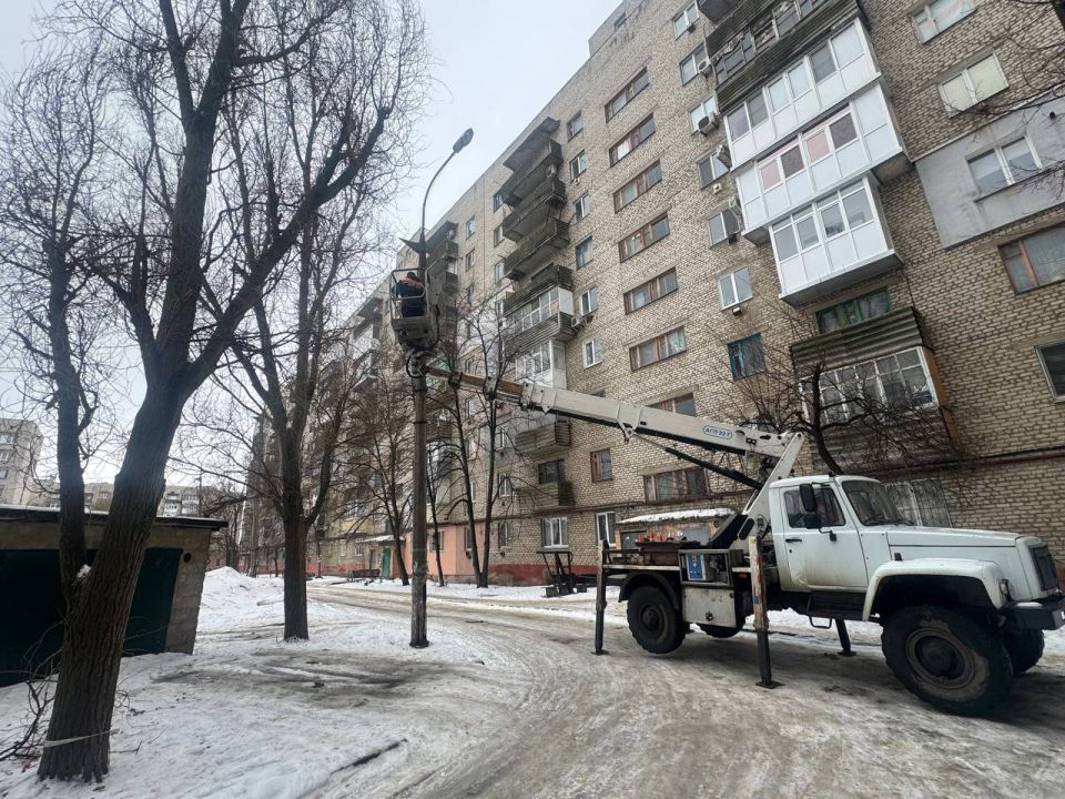 Фотофакт: сотрудники МУП "ДЭУ" продолжают осуществлять мероприятия по безопасности и комфорту жителей Фотофакт: сотрудники МУП "ДЭУ" продолжают осуществлять мероприятия по безопасности и комфорту жителей