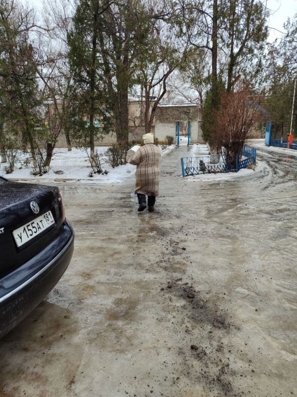 Евгений Бондарь: Гололёд? Мы готовы!. В Лутугинском округе продолжаются противогололёдные работы изза резкого потепления, ледяного дождя и гололёда (о чём предупреждали синоптики) Евгений Бондарь: Гололёд? Мы готовы!. В Лутугинском округе продолжаются противогололёдные работы изза резкого потепления, ледяного дождя и гололёда (о чём предупреждали синоптики)