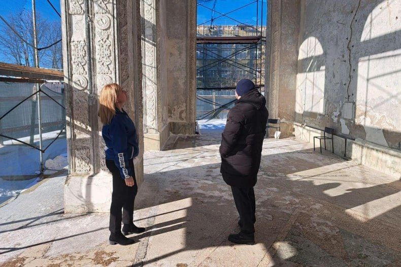 «Партийный десант» проверил ход капремонта в свердловском Центре досуга «Победа» «Партийный десант» проверил ход капремонта в свердловском Центре досуга «Победа»