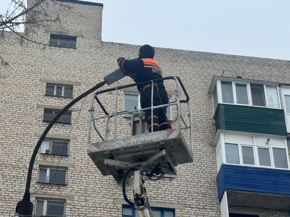 Фотофакт: сотрудники МУП "ДЭУ" продолжают осуществлять мероприятия по безопасности и комфорту жителей Фотофакт: сотрудники МУП "ДЭУ" продолжают осуществлять мероприятия по безопасности и комфорту жителей