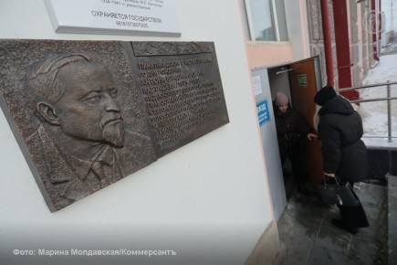 В Екатеринбурге возник скандал после того, как на здании Уральского государственного экономического университета (УрГЭУ) установили памятную доску, посвященную последнему обер-прокурору Синода и министру Временного...