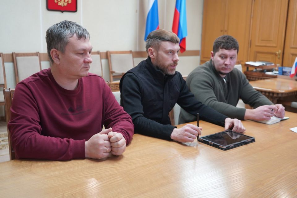 Встретился с представителями Красноярского края Встретился с представителями Красноярского края