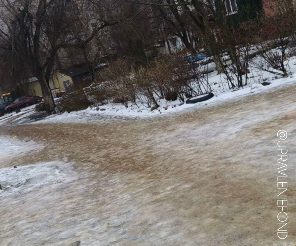 Сотрудники ЕУК обрабатывают придомовые территории потивогололедными средствами Сотрудники ЕУК обрабатывают придомовые территории потивогололедными средствами