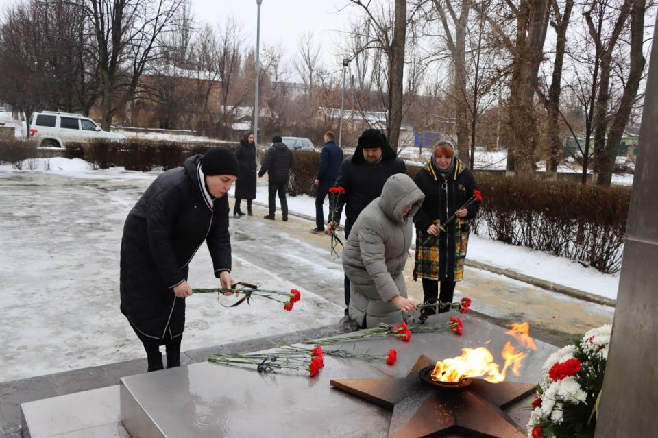 Жители Лутугино отметили 83-ю годовщину освобождения города от немецко-фашистских захватчиков Жители Лутугино отметили 83-ю годовщину освобождения города от немецко-фашистских захватчиков