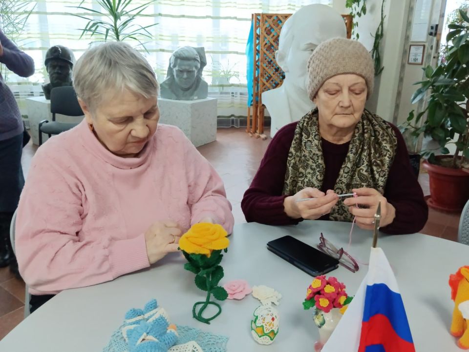 В Кировском историко-художественном музее состоялся Мастер-класс члена городского клуба «Кудесники» Е.В. Медведевой «Уютные мелочи»: вязание изделий крючком В Кировском историко-художественном музее состоялся Мастер-класс члена городского клуба «Кудесники» Е.В. Медведевой «Уютные мелочи»: вязание изделий крючком