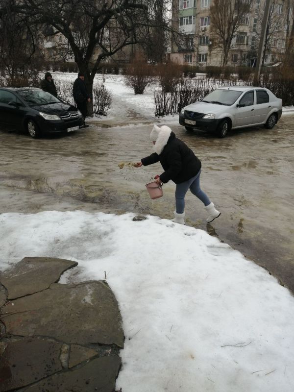 Евгений Бондарь: Гололёд? Мы готовы!. В Лутугинском округе продолжаются противогололёдные работы изза резкого потепления, ледяного дождя и гололёда (о чём предупреждали синоптики) Евгений Бондарь: Гололёд? Мы готовы!. В Лутугинском округе продолжаются противогололёдные работы изза резкого потепления, ледяного дождя и гололёда (о чём предупреждали синоптики)