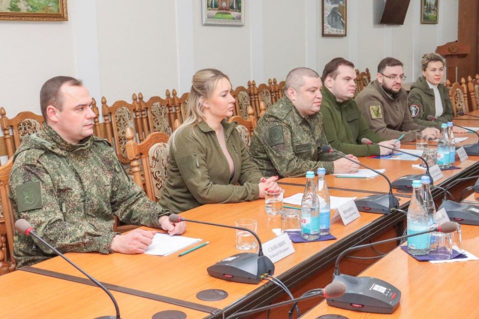 Глава ЛНР встретился с представителями гуманитарной миссии в Донбассе Глава ЛНР встретился с представителями гуманитарной миссии в Донбассе