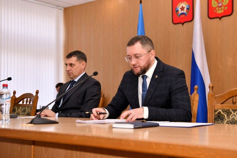 В большом зале заседаний Администрации округа под председательством Бориса Семиошко прошло очередное, 42-е заседание Совета депутатов первого созыва В большом зале заседаний Администрации округа под председательством Бориса Семиошко прошло очередное, 42-е заседание Совета депутатов первого созыва