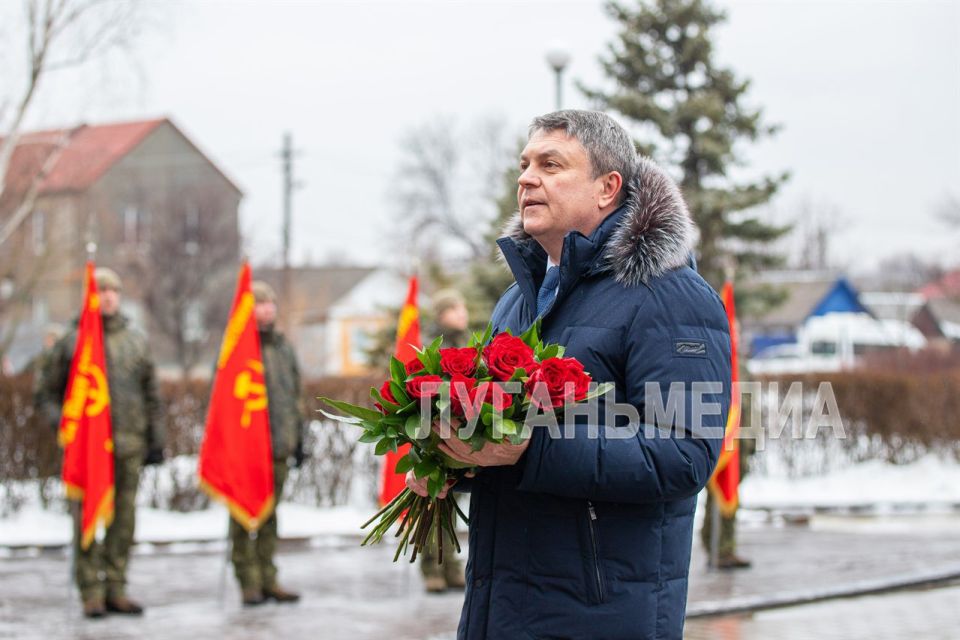 В сквере имени 9 Мая состоялся памятный митинг, посвященный 83-й годовщине освобождения Ворошиловграда от немецко-фашистских захватчиков, в котором принял участие руководитель республики Леонид Пасечник В сквере имени 9 Мая состоялся памятный митинг, посвященный 83-й годовщине освобождения Ворошиловграда от немецко-фашистских захватчиков, в котором принял участие руководитель республики Леонид Пасечник