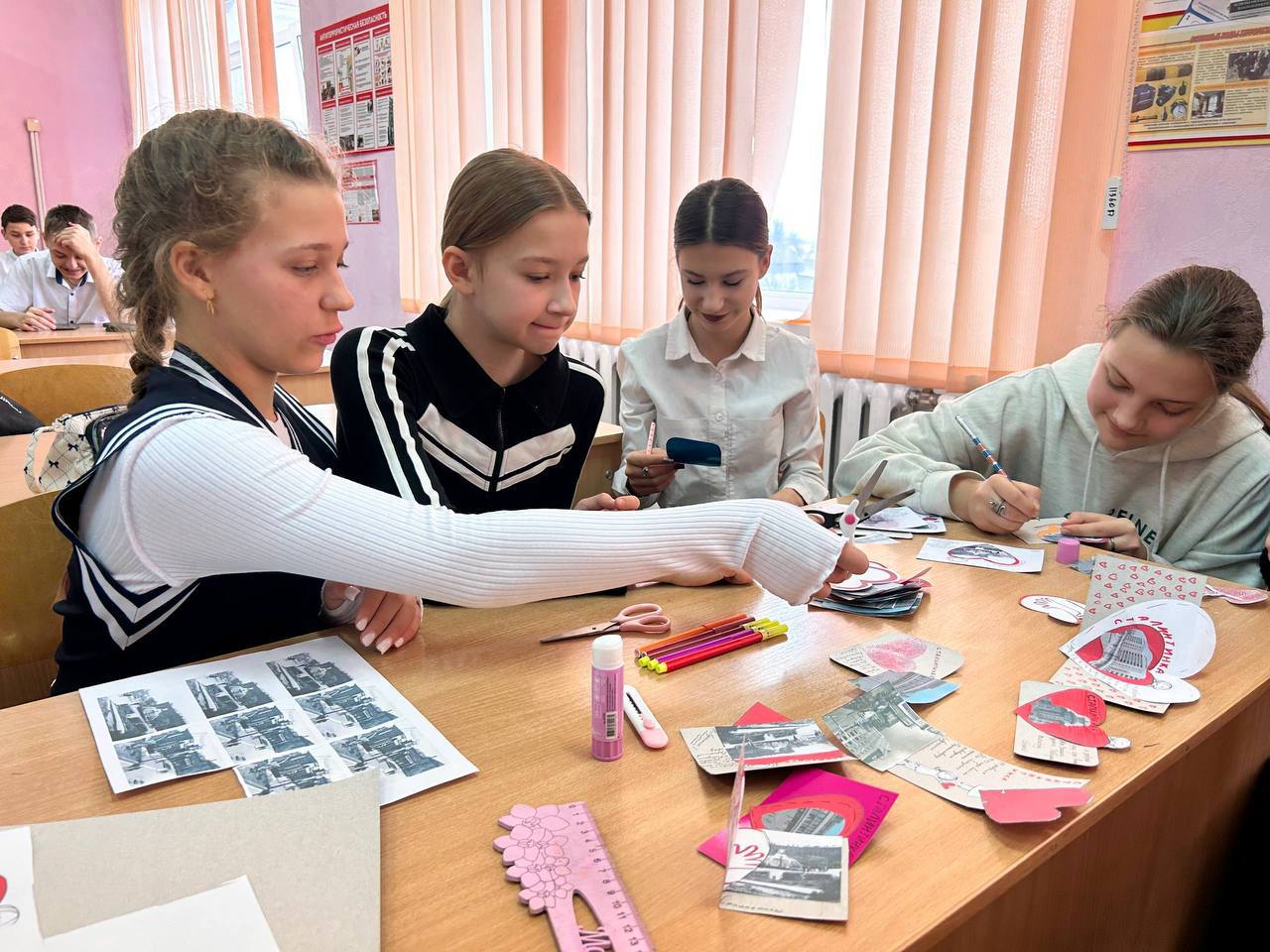 Открытки с историей: как старшеклассники передали память о Дне освобождения Ворошиловграда! Открытки с историей: как старшеклассники передали память о Дне освобождения Ворошиловграда!