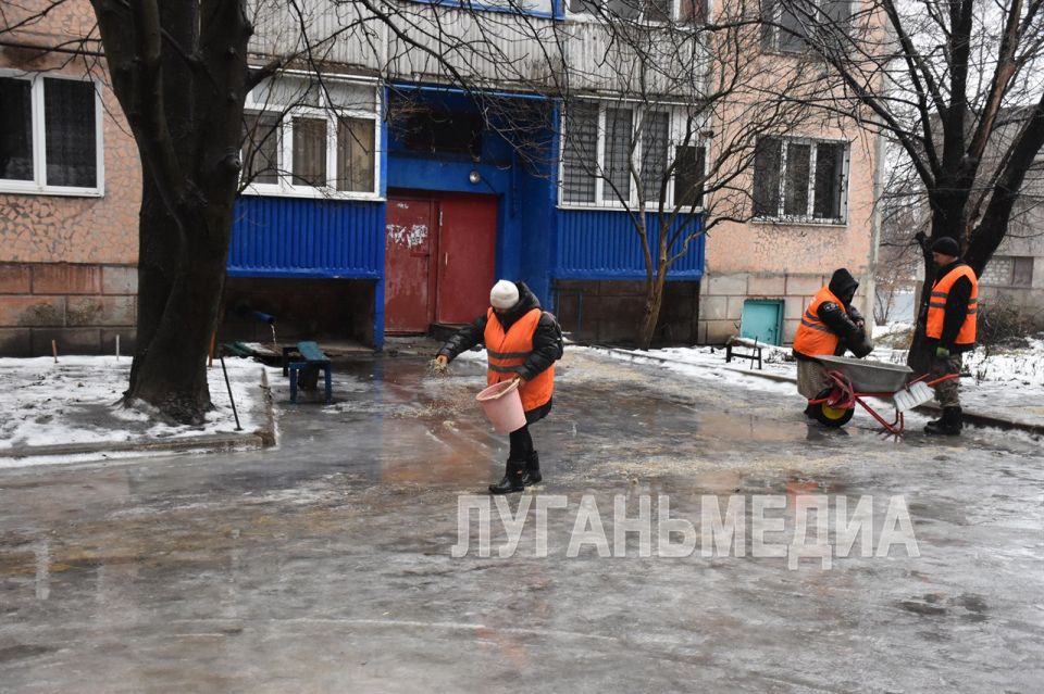В Брянке коммунальные службы с раннего утра ведут борьбу с гололедом В Брянке коммунальные службы с раннего утра ведут борьбу с гололедом