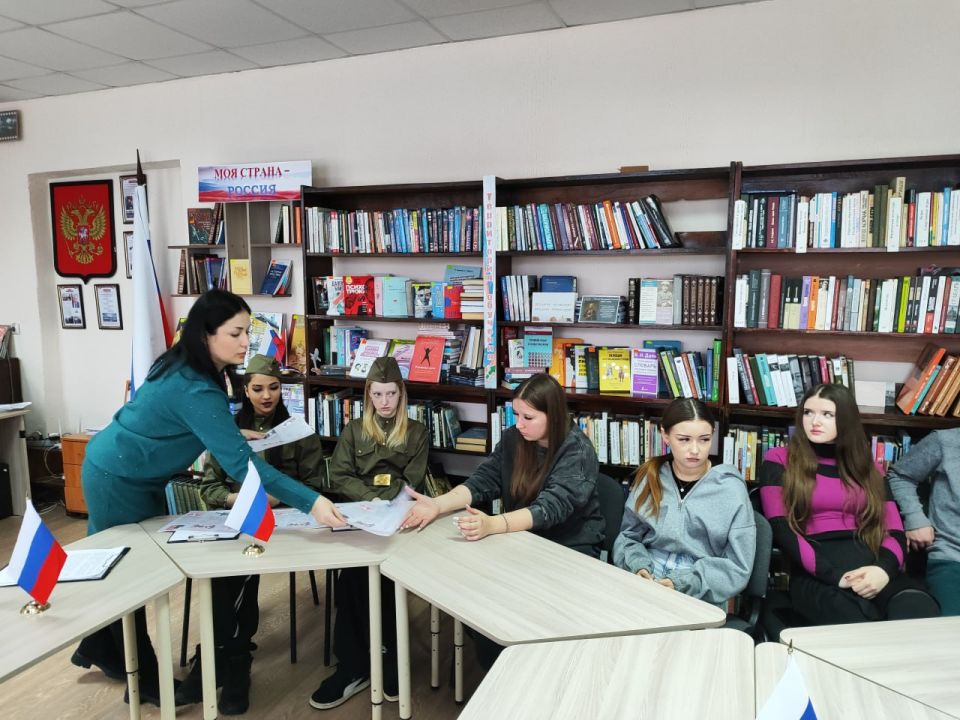 В Славяносербской библиотеке прошёл урок-предупреждение «Телефонный терроризм — угроза обществу» В Славяносербской библиотеке прошёл урок-предупреждение «Телефонный терроризм — угроза обществу»