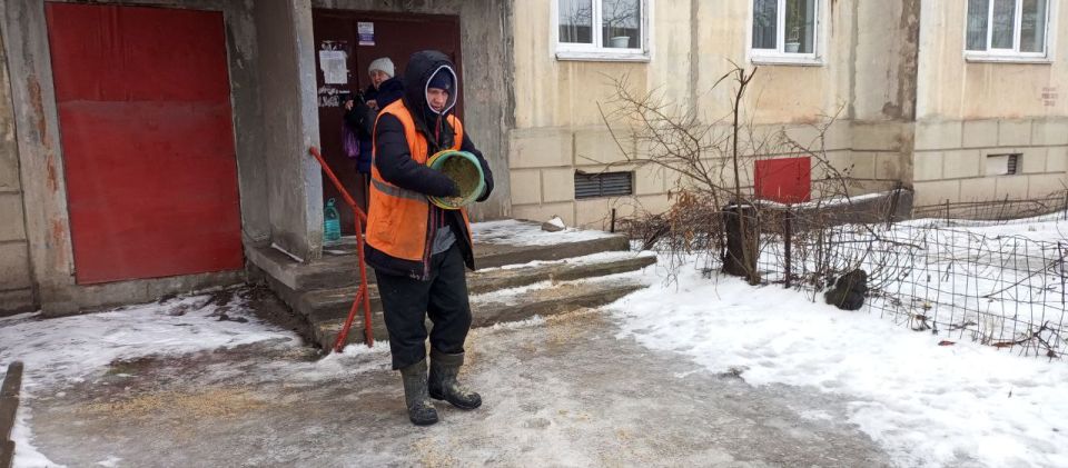 Коммунальные службы Алчевска продолжают устранять последствия гололеда Коммунальные службы Алчевска продолжают устранять последствия гололеда