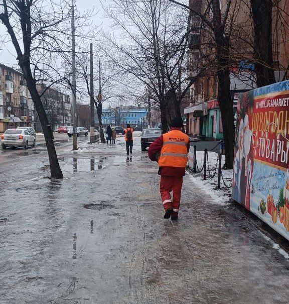 Дорожники Алчевска устраняют последствия гололеда Дорожники Алчевска устраняют последствия гололеда