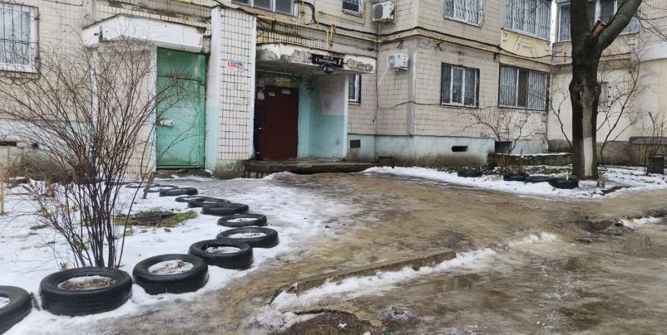 Весь персональный состав дворников единой управляющей компании задействованы сегодня в борьбе с гололедицей Весь персональный состав дворников единой управляющей компании задействованы сегодня в борьбе с гололедицей