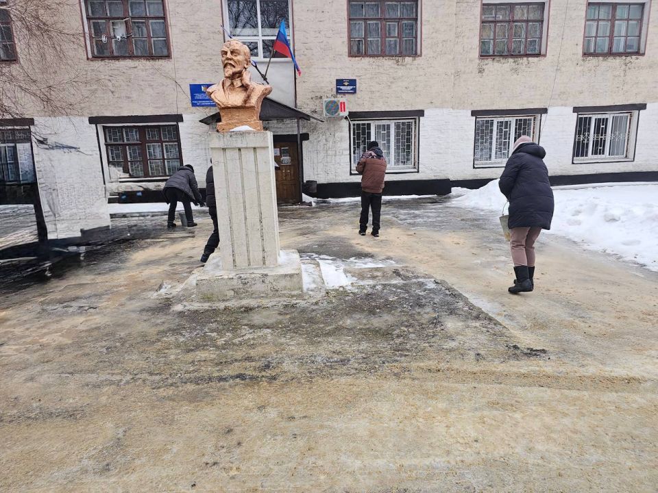 В связи с неблагоприятными погодными условиями (дождь, гололедица) коммунальные службы пгт Дзержинский переведены на усиленный режим работы В связи с неблагоприятными погодными условиями (дождь, гололедица) коммунальные службы пгт Дзержинский переведены на усиленный режим работы