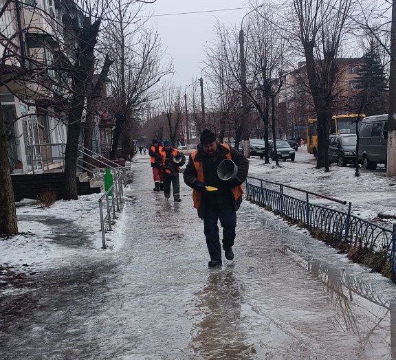 Дорожники Алчевска устраняют последствия гололеда Дорожники Алчевска устраняют последствия гололеда