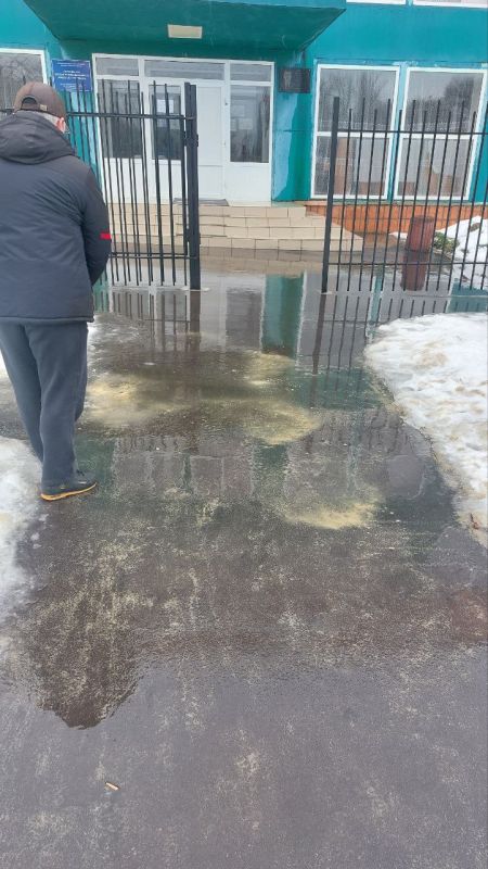 Евгений Бондарь: ФОТОФАКТ. В связи с неблагоприятными погодными условиями (дождь, гололедица) сотрудники учреждений культуры Лутугинского муниципального округа также принимают необходимые меры для обеспечения безопасности... Евгений Бондарь: ФОТОФАКТ. В связи с неблагоприятными погодными условиями (дождь, гололедица) сотрудники учреждений культуры Лутугинского муниципального округа также принимают необходимые меры для обеспечения безопасности...