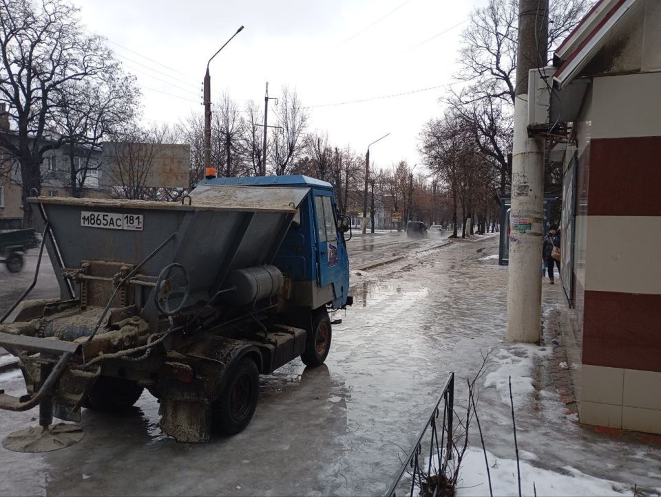 Коммунальщики городского округа продолжают активную работу по посыпке тротуаров и дорог Коммунальщики городского округа продолжают активную работу по посыпке тротуаров и дорог
