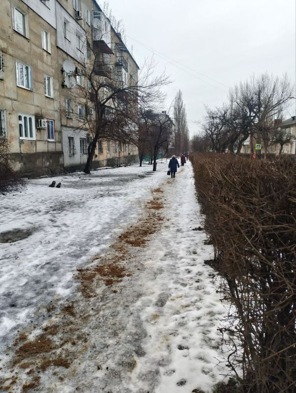 В Лутугино ведутся работы по обработке противогололедными материалами В Лутугино ведутся работы по обработке противогололедными материалами