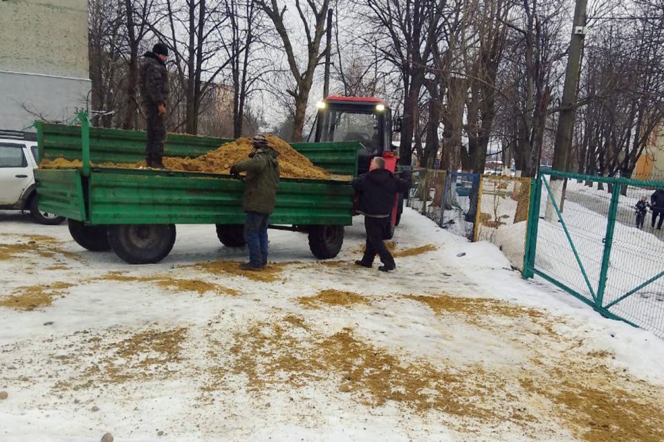 Подсыпка автомобильных дорог по городу и Свердловскому округу проходит постоянно! Подсыпка автомобильных дорог по городу и Свердловскому округу проходит постоянно!