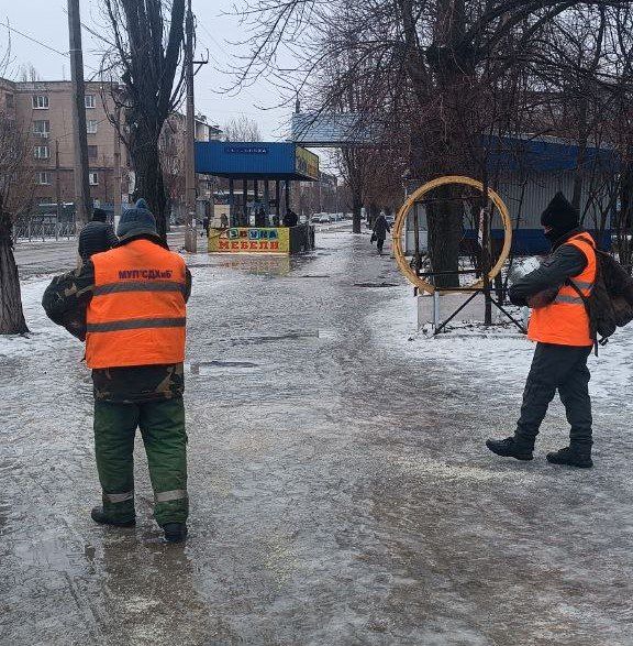 Дорожники Алчевска устраняют последствия гололеда Дорожники Алчевска устраняют последствия гололеда
