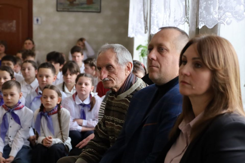 В Беловской школе открыли Парту Героя в честь воина-интернационалиста Олега Семешкина В Беловской школе открыли Парту Героя в честь воина-интернационалиста Олега Семешкина