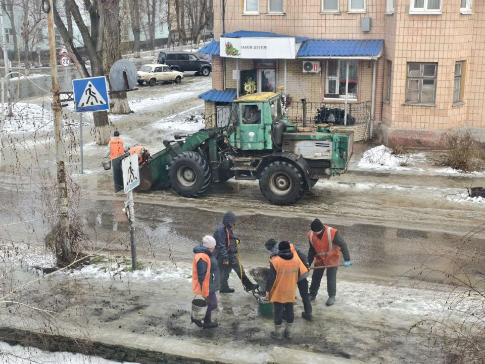 Евгений Бондарь: В связи со сложившимися погодными условиями, по моему поручению коммунальные предприятия округа продолжают работать в усиленном режиме Евгений Бондарь: В связи со сложившимися погодными условиями, по моему поручению коммунальные предприятия округа продолжают работать в усиленном режиме