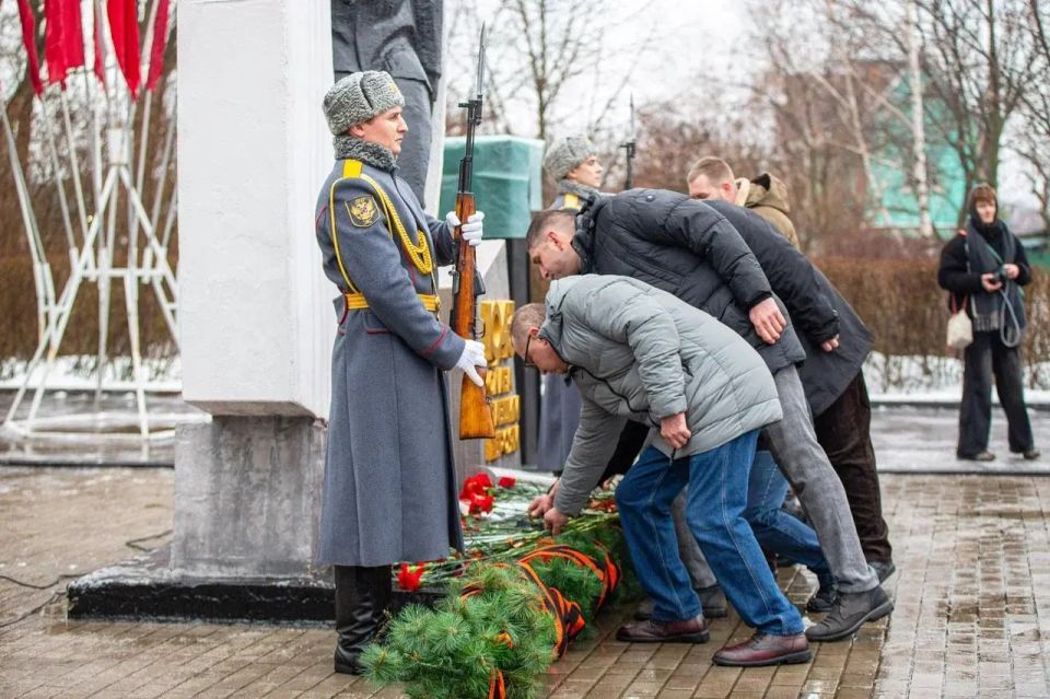 Глава ЛНР возложил цветы к братской могиле воинов ВОВ в канун Дня освобождения Ворошиловграда Глава ЛНР возложил цветы к братской могиле воинов ВОВ в канун Дня освобождения Ворошиловграда