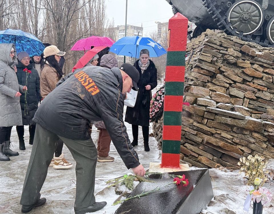 В преддверии 37й годовщины вывода советских войск из Афганистана, у памятника воинаминтернационалистам в городе Рубежное состоялось возложение цветов В преддверии 37й годовщины вывода советских войск из Афганистана, у памятника воинаминтернационалистам в городе Рубежное состоялось возложение цветов